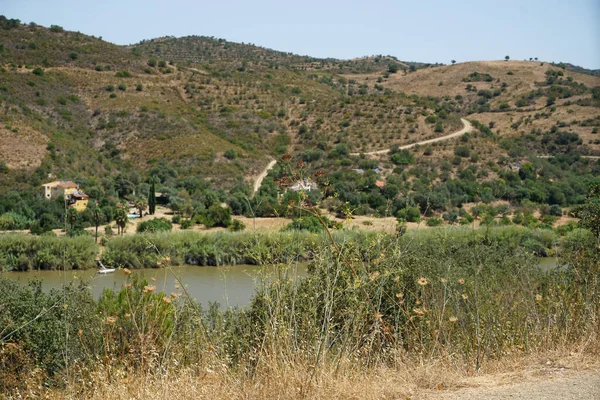 Een Prachtig Landschap Met Een Meer Tussen Bergen — Stockfoto