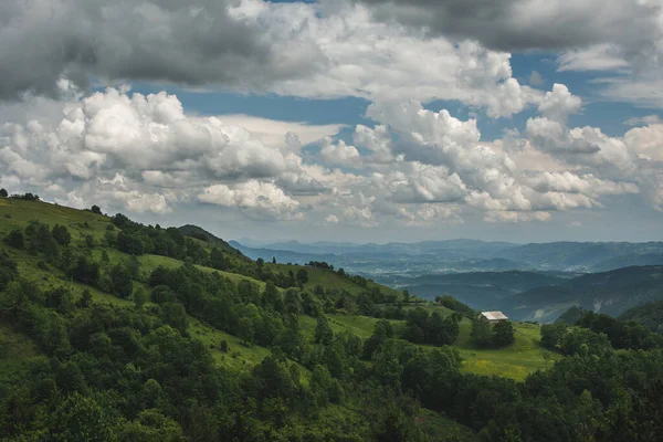 Bel Colpo Una Casa Paesaggio Montagna Verde Uno Sfondo Cielo — Foto Stock