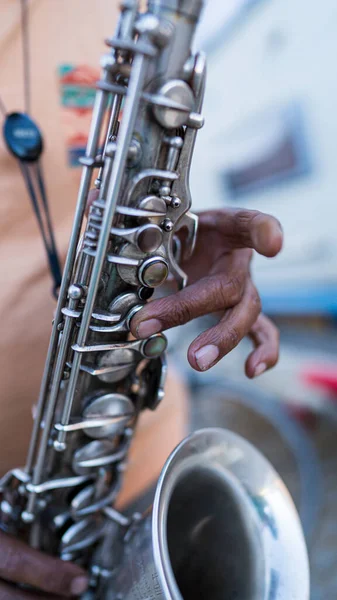 Вертикальный Снимок Человека Играющего Саксофоне Пальцами Клавишах — стоковое фото