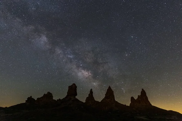 Los Pináculos Trona California Contra Cielo Nocturno Estrellado — Foto de Stock