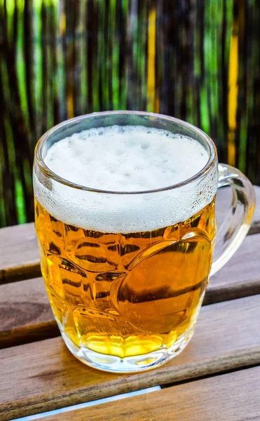 テーブルの上に大きなガラスの泡と冷たいビール — ストック写真