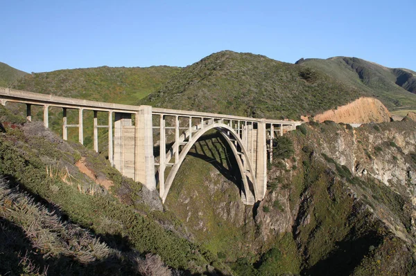 加利福尼亚Bixby Creek桥的全景照片 背景清澈 — 图库照片