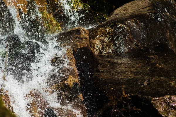 Tiro Perto Água Que Flui Sobre Formações Rochosas — Fotografia de Stock