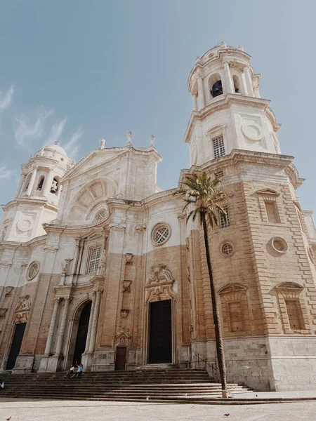 스페인의 카디스에 카디스 대성당의 수직낮은 각도의 — 스톡 사진