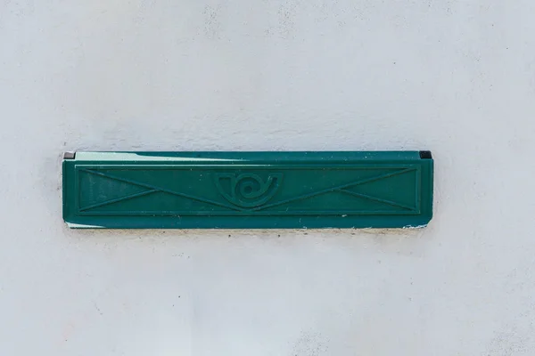 Beyaz Bir Duvarda Yeşil Bir Posta Kutusunun Yakın Plan Fotoğrafı — Stok fotoğraf