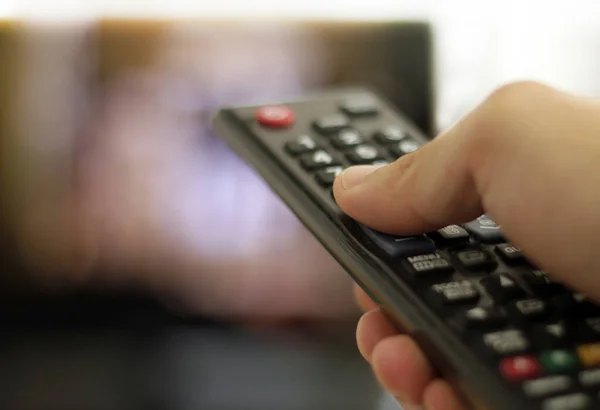 Uzaktan Kumandalı Televizyonla Yakın Çekim Yapıp Düğmeye Basıyor — Stok fotoğraf