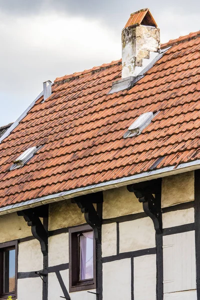 赤い屋根の古い家の垂直クローズアップショット — ストック写真
