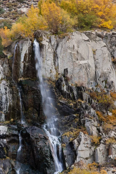Вертикальний Знімок Водоспаду Тече Над Кам Янистою Стіною — стокове фото