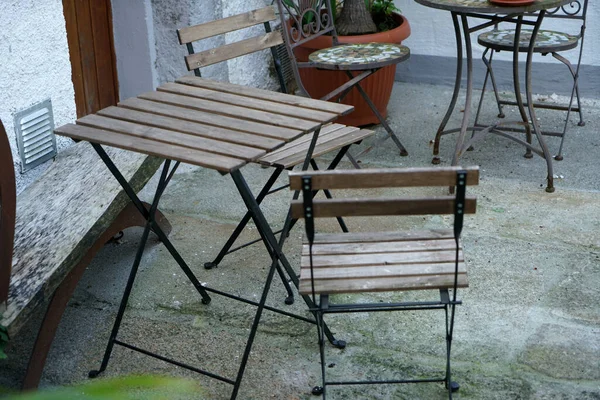 Una Vista Sedie Legno Tavolo Fuori Caffè — Foto Stock