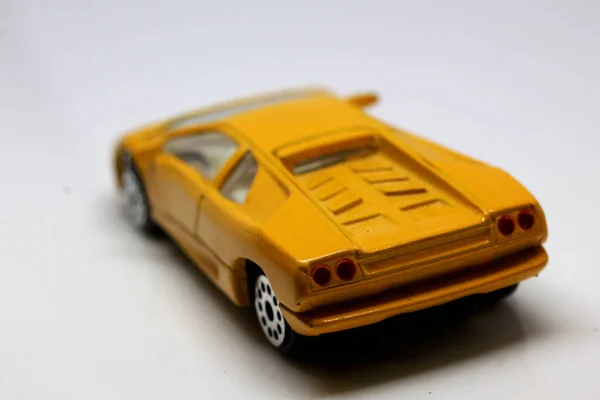 Ένα Κοντινό Πλάνο Ενός Κίτρινου Αυτοκινήτου Παιχνιδιού Απομονωμένο Λευκό Φόντο — Φωτογραφία Αρχείου