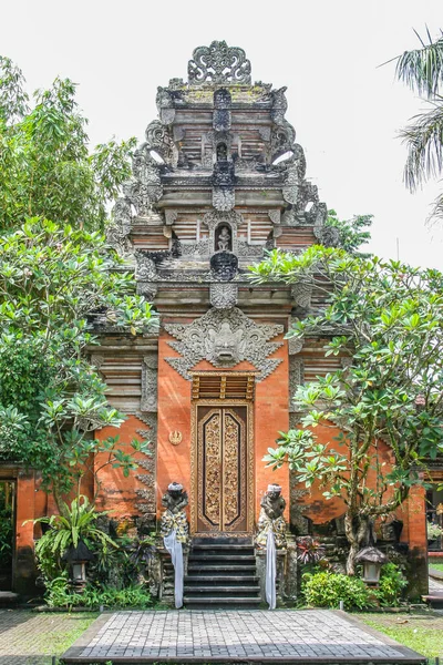 Fasad Ett Gammalt Tempel Ubud Bali Indonesien Med Träd Framför — Stockfoto