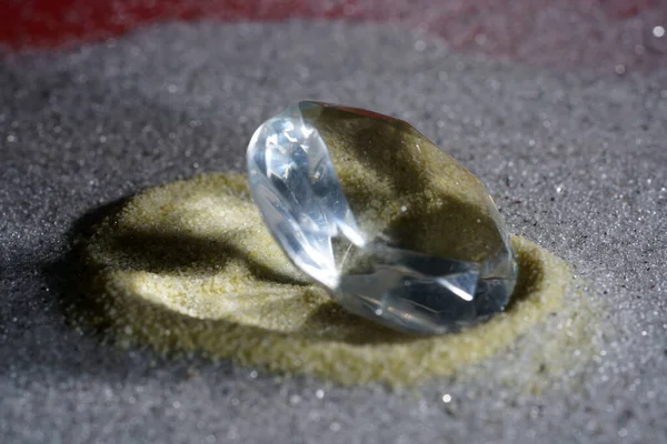 Eine Selektive Nahaufnahme Eines Künstlichen Diamanten Auf Sand — Stockfoto