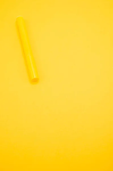 一致するサーフェス上の黄色のマーカーの垂直上のビューショット — ストック写真