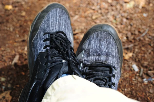 Primer Plano Las Botas Una Persona Bajo Luz Del Sol —  Fotos de Stock