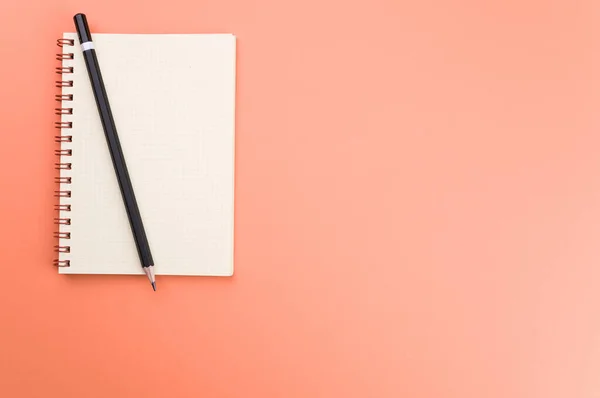 Een Close Van Een Notebook Een Potlood Geïsoleerd Een Koraal — Stockfoto