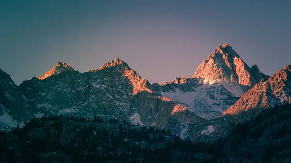 Úžasný Záběr Horské Krajiny Během Západu Slunce — Stock fotografie