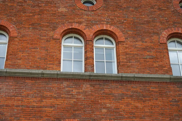砖楼白色窗户的低角镜头 — 图库照片