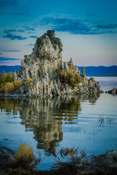 Plano Vertical Una Isla Rocosa Lago Reflectante — Foto de Stock