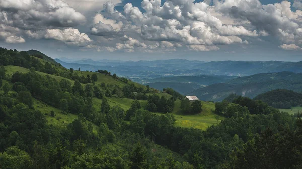 Piękny Strzał Domu Zielonym Górskim Krajobrazie Zachmurzonym Tle Nieba — Zdjęcie stockowe