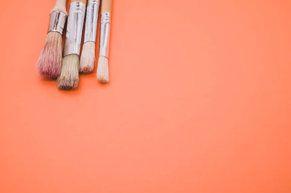 Eine Nahaufnahme Hochwinkelaufnahme Von Pinseln Auf Orangefarbener Oberfläche — Stockfoto