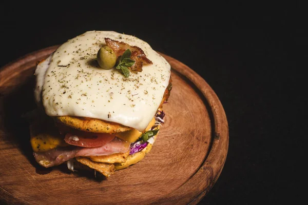 Closeup Shot Burger Bread Served Wooden Board — Stock Photo, Image