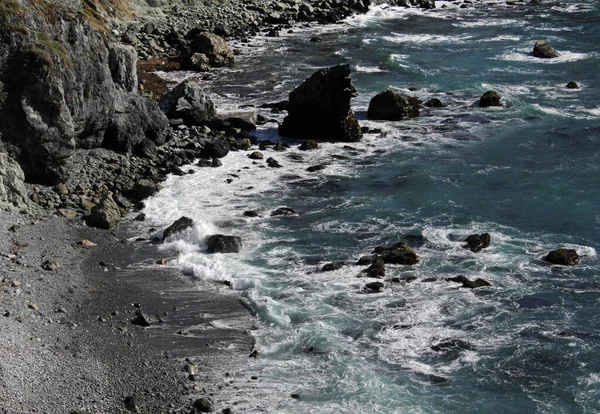 Vacker Våg Som Träffar Den Steniga Stranden — Stockfoto