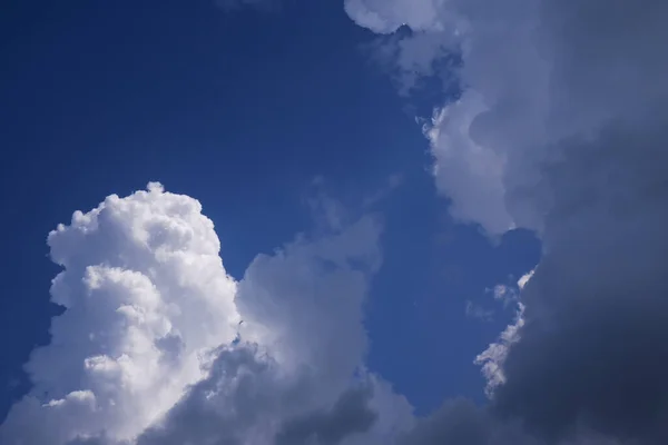 Sebuah Tembakan Sudut Rendah Dari Formasi Awan Padat Langit — Stok Foto