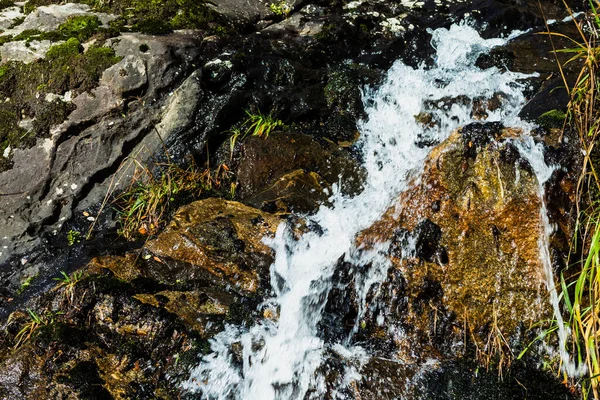 Detailní Záběr Vody Tekoucí Přes Skalní Útvary — Stock fotografie