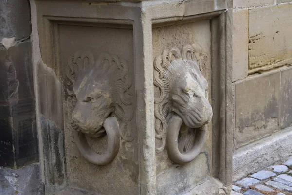 柱の上に美しい歴史的ライオンの頭 — ストック写真