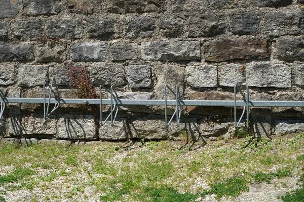 Gros Plan Une Clôture Métallique Sur Mur Pierre — Photo