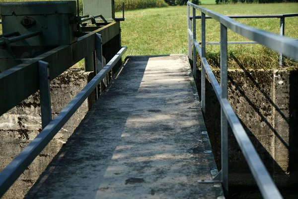 Een Close Opname Van Een Smalle Brug Een Rivier — Stockfoto