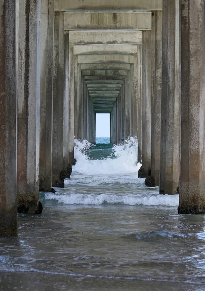 Μια Κάθετη Βολή Κάτω Από Scripps Pier Στο Σαν Ντιέγκο — Φωτογραφία Αρχείου