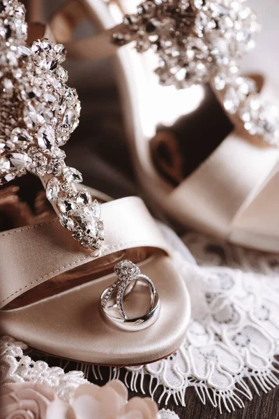Eine Vertikale Aufnahme Von Hochzeitsschuhen Und Einem Ehering — Stockfoto