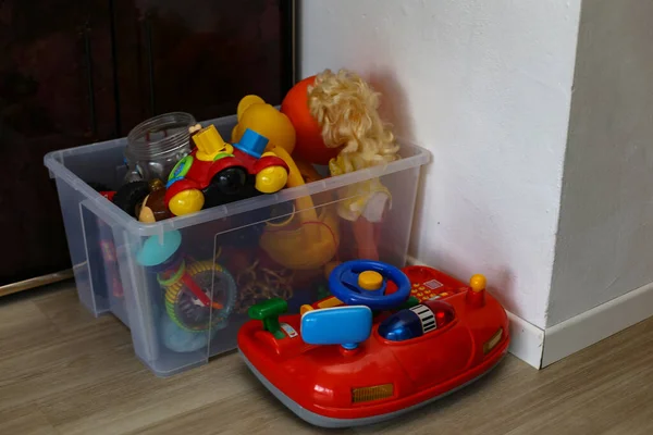 家の隅に置かれた子供のおもちゃの眺め — ストック写真