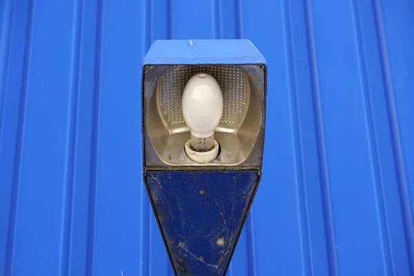 Una Lámpara Calle Azul Sobre Fondo Azul — Foto de Stock