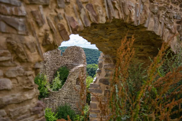 Ruina Antiguo Castillo Medieval Con Bosque Cielo Azul Nublado Fondo —  Fotos de Stock