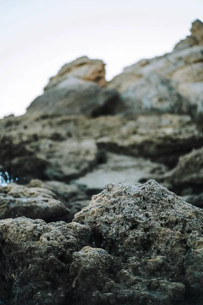 Tiro Vertical Formações Rochosas Uma Praia — Fotografia de Stock
