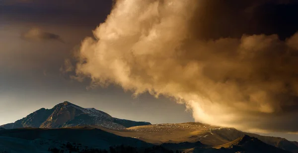Een Verbazingwekkende Opname Van Een Berglandschap Tijdens Een Zonsondergang — Stockfoto