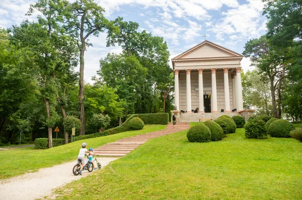 Rogalin Poland Aug 2020 Footpath Leading Church Building Columns Park — Stock Photo, Image