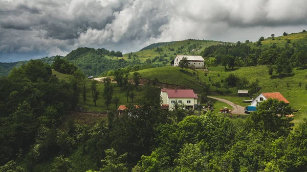 Красивый Снимок Домов Зеленом Горном Ландшафте Облачном Фоне Неба — стоковое фото