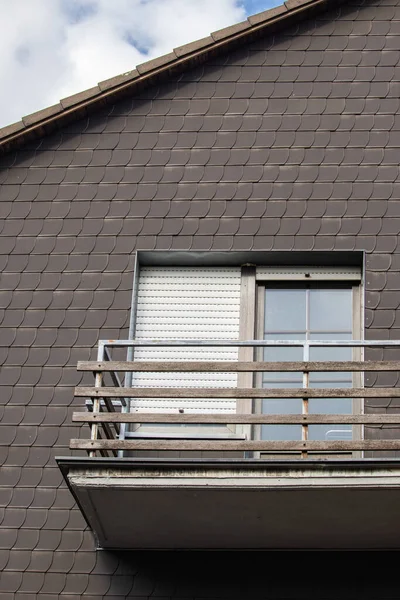 Pionowe Zbliżenie Ujęcie Ciemnobrązowego Dachu Domu Balkonem — Zdjęcie stockowe