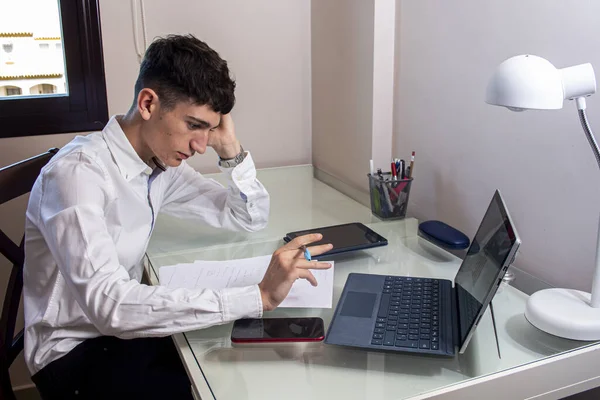 Egy Fehér Férfi Dolgozik Irodában Egy Laptoppal — Stock Fotó