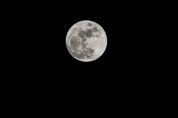 Pełnia Księżyca Ciemnym Czarnym Niebie Nocy — Zdjęcie stockowe