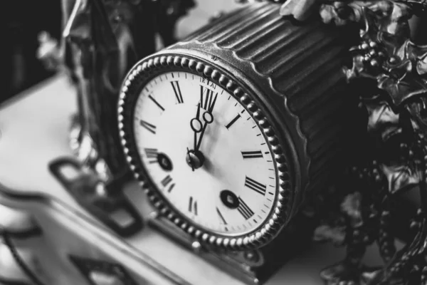 Una Toma Escala Grises Reloj Vintage —  Fotos de Stock