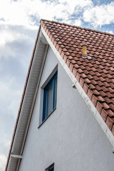 Eine Vertikale Aufnahme Der Fassade Eines Hauses — Stockfoto