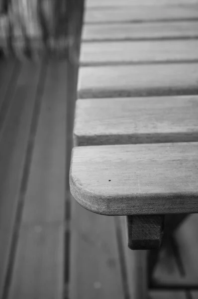 Gros Plan Une Table Jardin Bois Dans Des Tons Monochromes — Photo