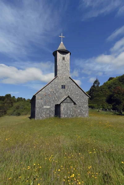 緑の木々に囲まれた小さな教会の美しい景色 — ストック写真