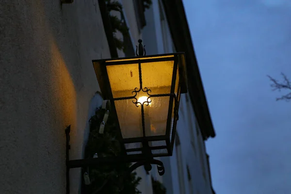 Ένα Παλιό Φωτιζόμενο Streetlamp Σφυρήλατο Σίδερο — Φωτογραφία Αρχείου