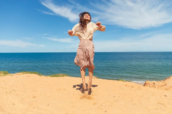 Een Jonge Gelukkig Aziatische Vrouw Springen Het Strand Een Winderige — Stockfoto