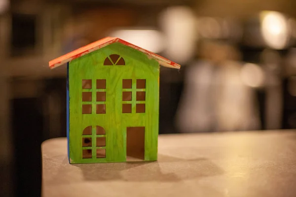 Een Selectieve Focusshot Van Een Miniatuur Houten Huis — Stockfoto